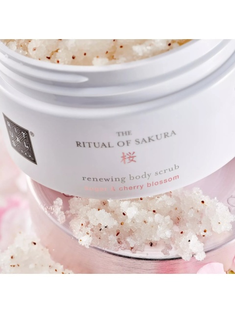 Cukrowy peeling do ciała Rituals The Ritual Of Sakura Sugar & Cherry Blossom
