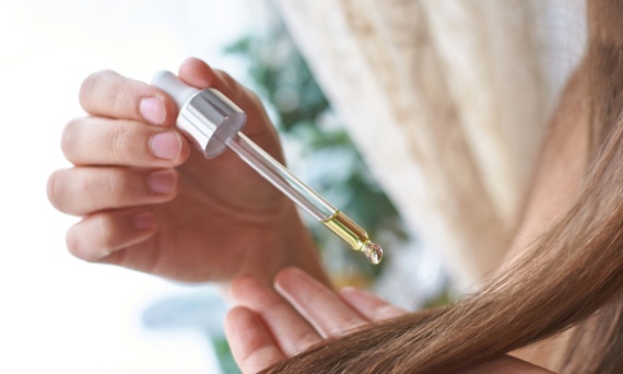Jak używać olejku jojoba na włosy?